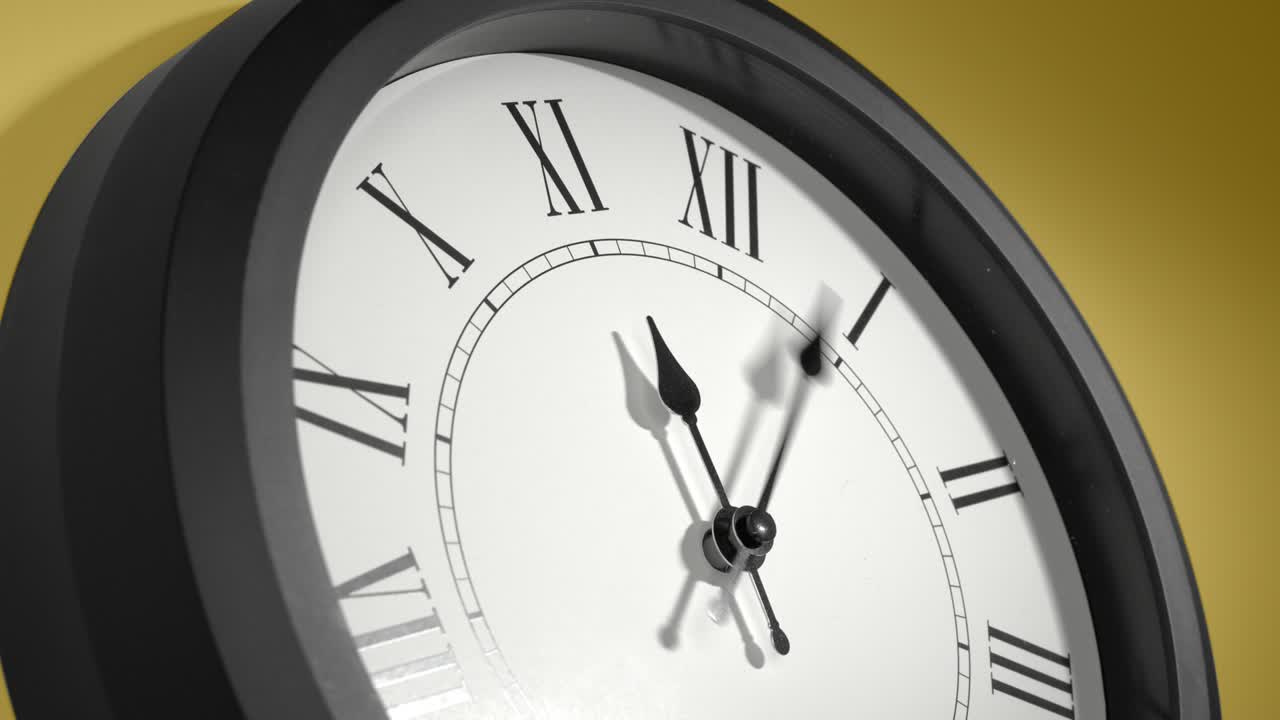 reloj latino en la pared amarilla en el lapso de tiempo