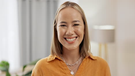 Cara,-Sonrisa-Y-Feliz-Mujer-Asiática-En-Casa