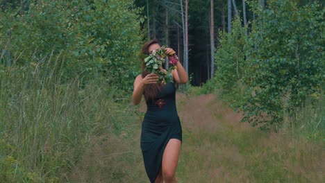 Hübsche-Dame-Bürstet-Haare-Mit-Der-Hand-Und-Legt-Dann-Frischen-Blumenkopfschmuck-In-Den-Ruhigen-Wald-Von-Olomouc-In-Der-Tschechischen-Republik---Nahaufnahme---Zeitlupe