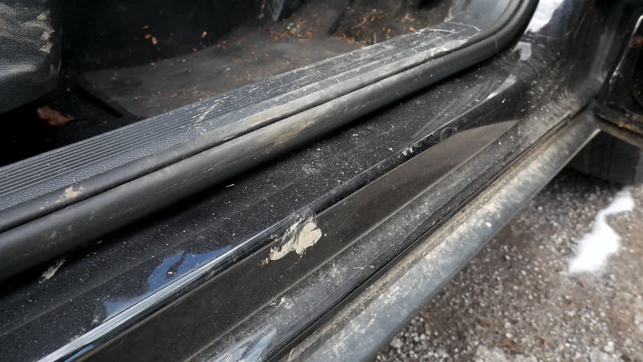 Cleaning dirty car door sill