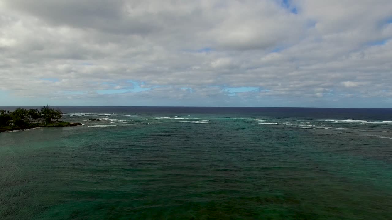 toma aérea de las aguas turquesas hawaianas del parque de hayas de la bahía de kawela cerca del resort de la bahía de tortugas