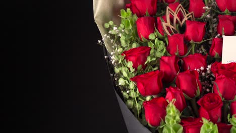 arreglo de rosas rojas arreglo de ramo con tarjeta slider shot fondo negro