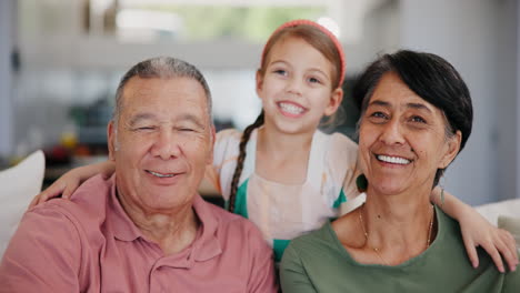 Feliz,-Cara-Y-Niño-Abrazando-A-Los-Abuelos.