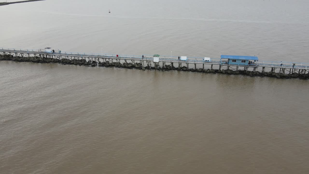 해질 무렵 부에노스아이레스 항구의 대형 부두를 보여주는 공중 전망