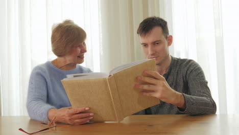 abuela y nieto compartiendo recuerdos