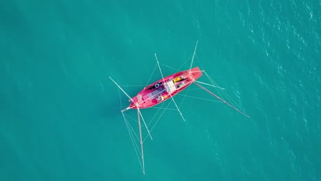 Drone-De-Vista-Aérea-Rastreando-Un-Barco-De-Pesca-De-Cola-Larga-Tailandés-Turístico-En-Las-Islas-De-Phuket,-Increíble-Mar-De-Andaman-En-Phuket-Tailandia-En-Una-Mañana-Soleada-Con-Un-Hermoso-Fondo-Marino