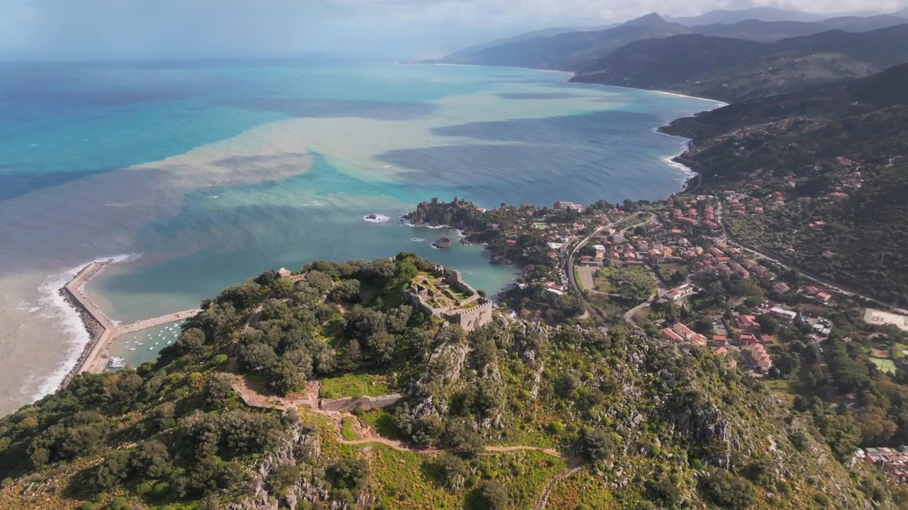 Ampia Veduta Aerea Panoramica: Rovine del Castello di Cefalù, Litorale del Porto, Sicilia Italia, Paesaggio del Borgo