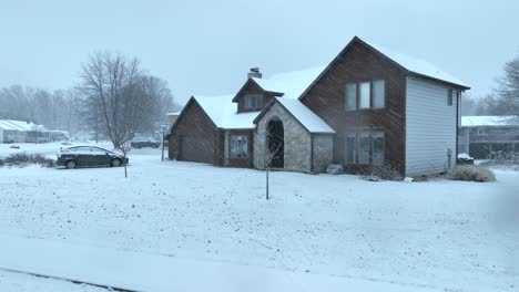 vecindario americano durante la tormenta de nieve