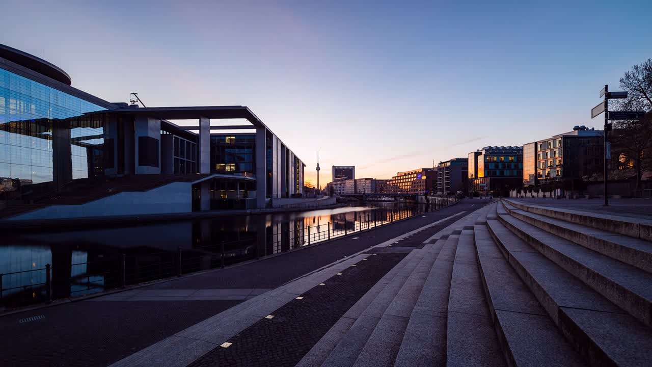 Nacht-zu-Tag-Zeitraffer der Berliner Skyline mit Spree, Berlin, Deutschland