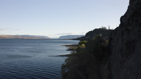 Garganta-Del-Río-Con-Vegetación-Junto-Al-Río-Columbia-Superior-En-El-Este-De-Washington,-EE.UU.