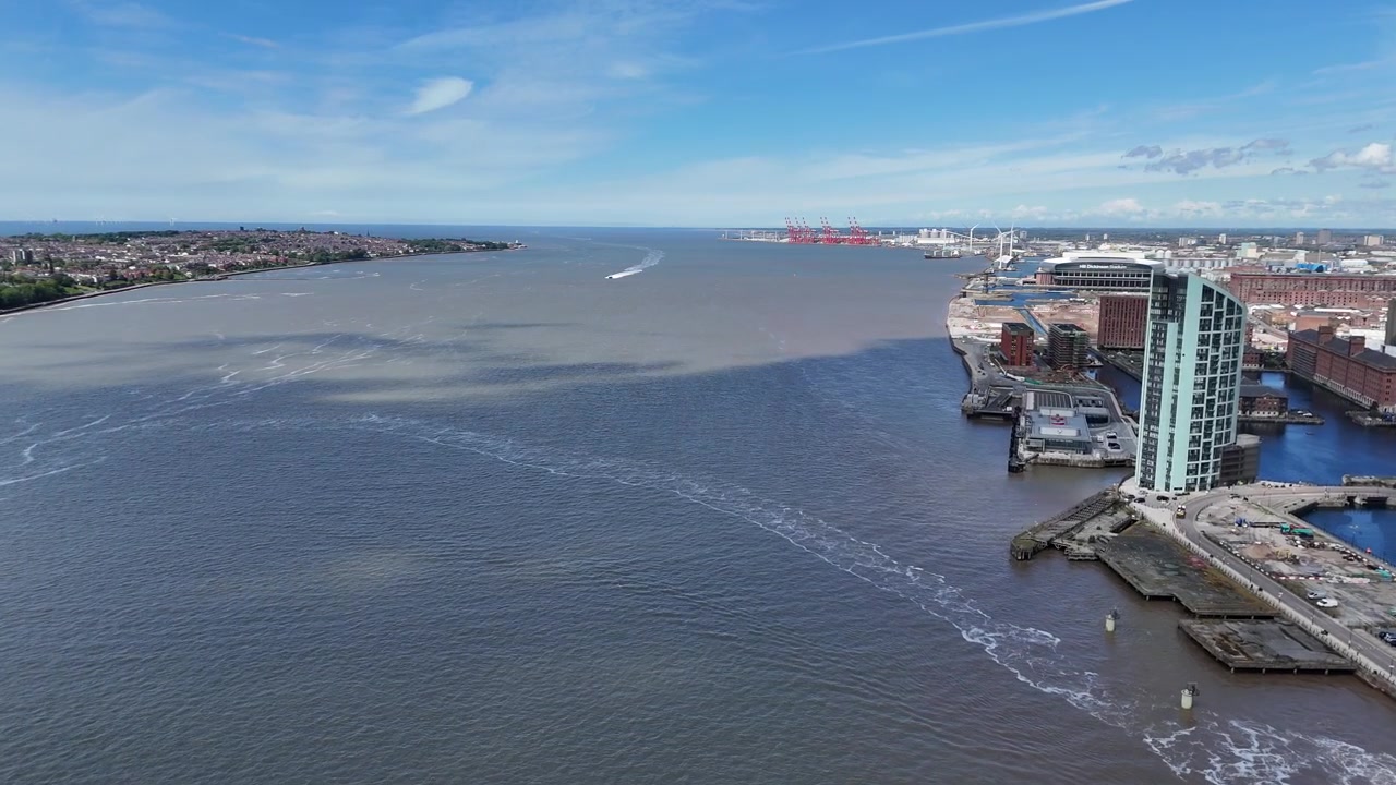 Fiume Mersey, Liverpool, Regno Unito: ripresa aerea con drone in avvicinamento