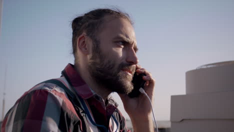 hombre hablando por teléfono en el techo