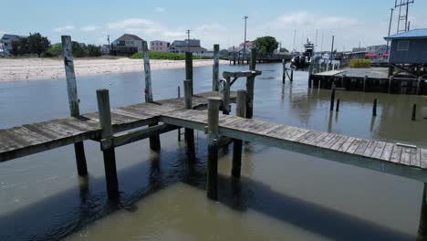 Paso-Elevado-De-Baja-Altura-Antiguo-Muelle-En-El-Canal-En-Bowers-Beach-Delaware-Día-Soleado-De-Verano-Drone