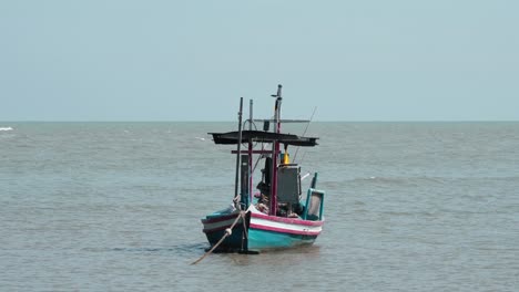 barco pesquero amarrado en la tarde mientras su techo se ve debajo del horizonte del océano mientras se mueve con el viento en el parque nacional khao sam roi yot, phrachuap khiri khan, tailandia