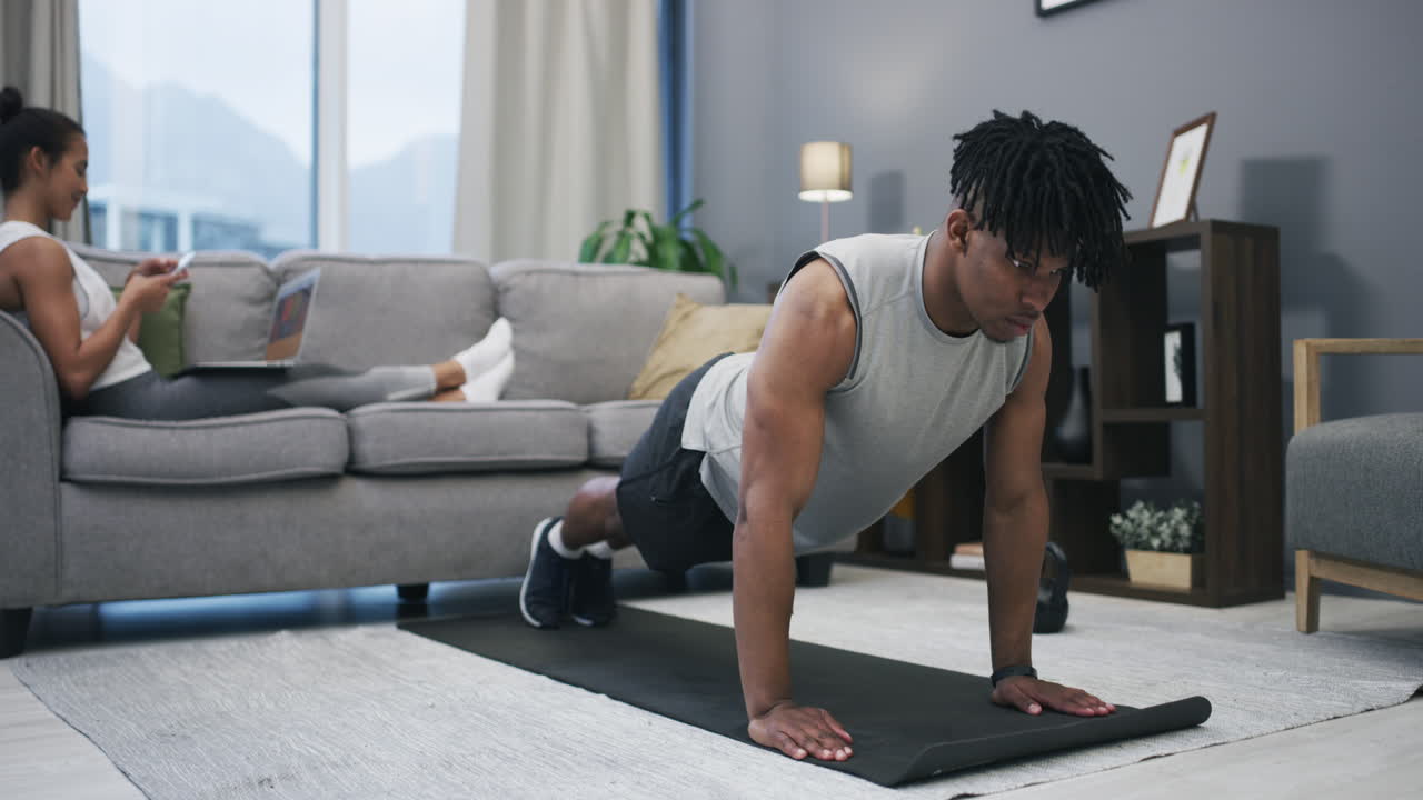 pareja haciendo ejercicio en casa