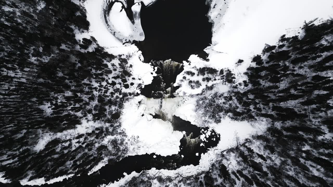 медленно поднимающийся над головой 4к беспилотник застрелил замороженный зимний туризм достопримечательность водопад писеу кваситчеван провинциальный парк томпсон манитоба северная арктика канада