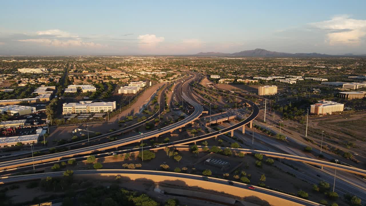 늦은 저녁 애리조나 주 인터체인지, 101번 고속도로와 202번 도로 교차점에서 붐비는 교통의 4k 조감도