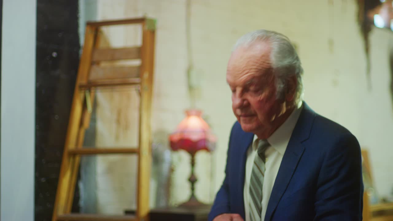 노인이 사업 회의를 시작합니다.