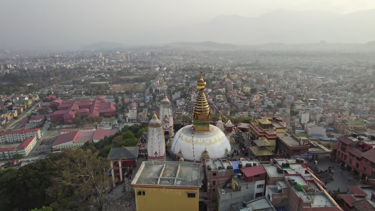 Droonilla kuvattua kuvamateriaalia Swayambhunath Stupasta kukkulan laella, ja Kathmandu levittäytyy alla. Video näyttää pyhää arkkitehtuuria, kaupungin energiaa ja laakson luonnonkauneutta ylhäältä kuvattuna.