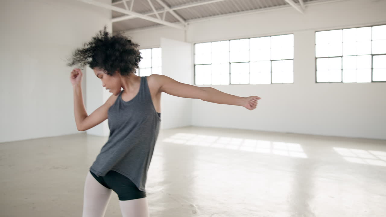danza, música y arte con una mujer en un estudio