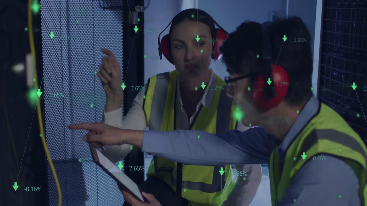 animación de iconos sobre mujeres y hombres diversos trabajando en la sala del servidor