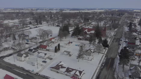 toma aérea de drones sobre una pequeña ciudad del medio oeste en invierno con nieve