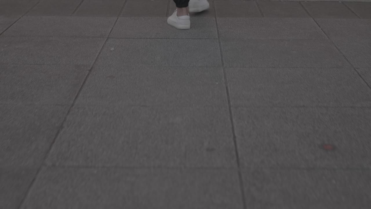 리버티 스퀘어 타이페이에 들어가는 남자