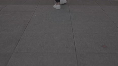 hombre entrando en la plaza de la libertad de taipei