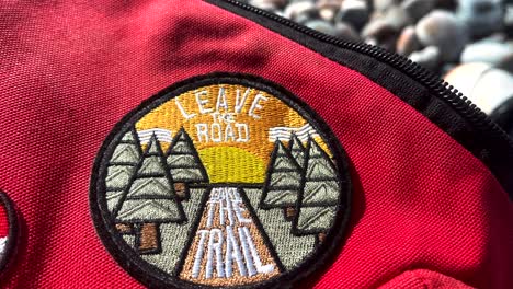 Verlassen-Sie-Die-Straße.-Nehmen-Sie-Den-Trail-Patch-Auf-Einem-Rucksack