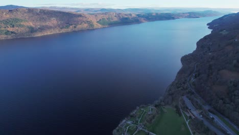 loch ness drone antena cerca del castillo de urquhart escocia lago histórico en las tierras altas escocesas, guerras de clanes