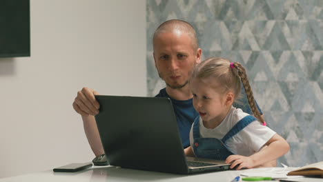 Positiver-Vater-Und-Mädchen-Machen-Hausaufgaben-Am-Modernen-Computer