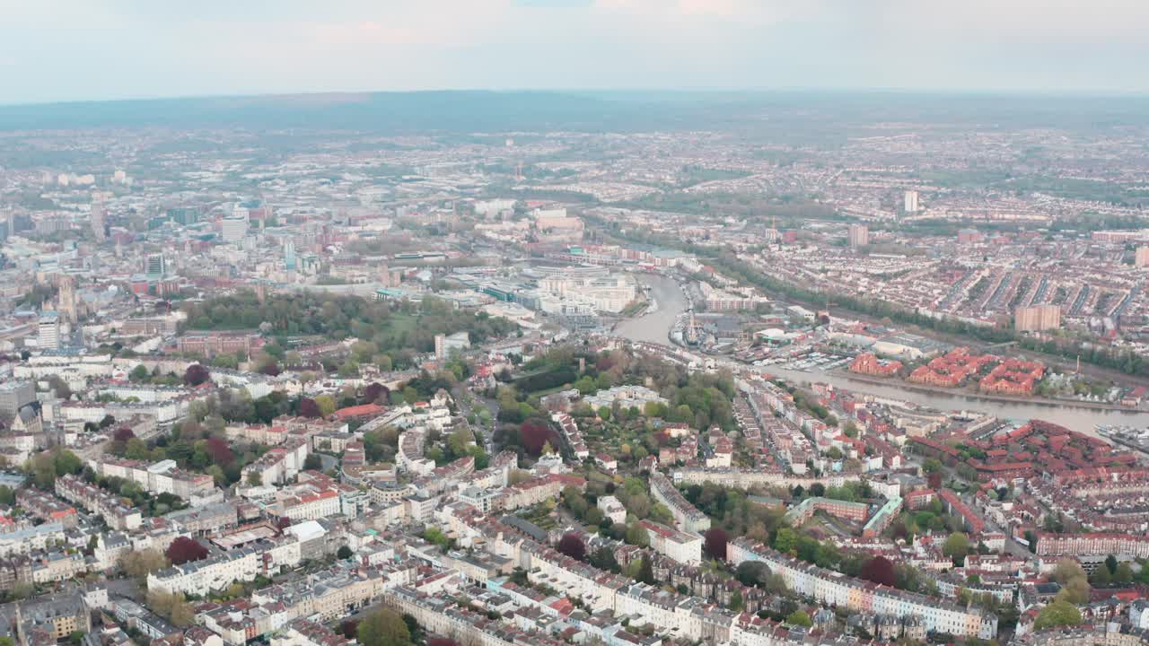 중앙 브리스톨과 클리프톤 현수교 위로 높은 드론 샷