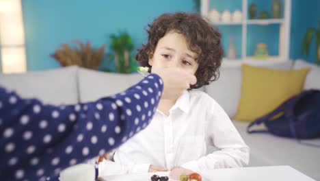 Un-Niño-En-Desarrollo-Está-Desayunando-Con-Su-Madre-Sahab-Y-Están-Felices.