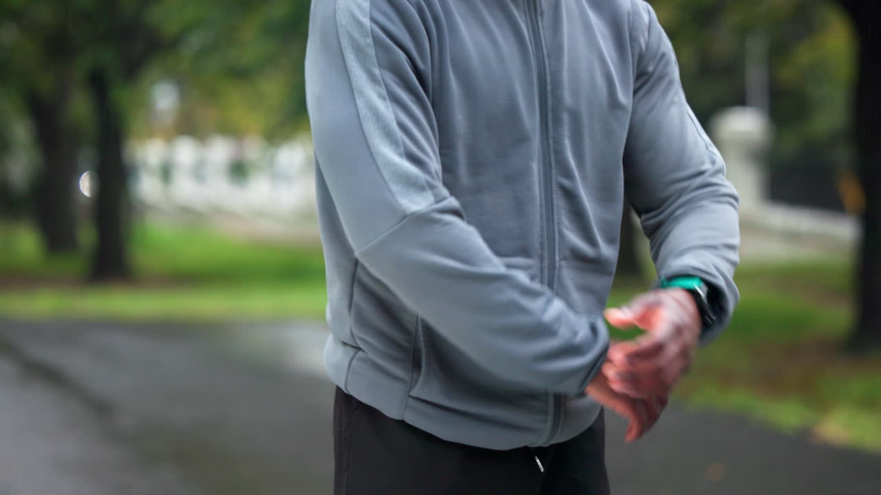 팔꿈치 부상을 입은 남자