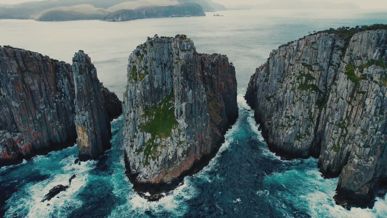 беспилотник на мысе хауи кружит над скалами в тасмании, австралия