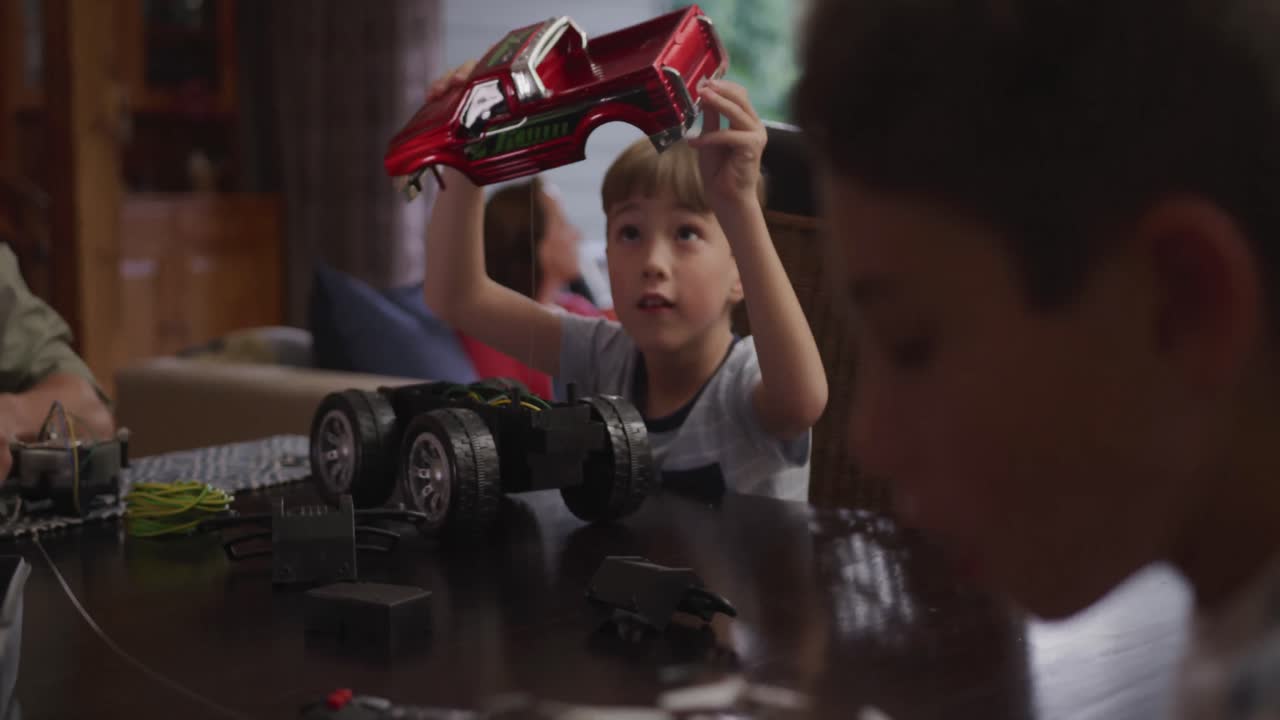 la familia pasa tiempo juntos en casa por la noche