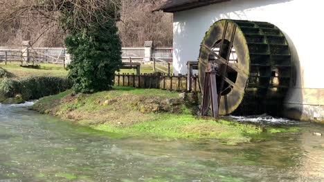 Funktionierende-Holzmühle-Am-Fluss