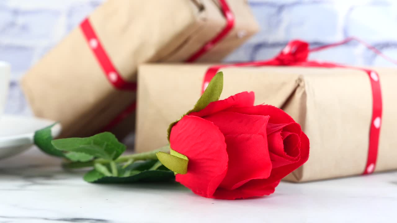 regalos y una rosa