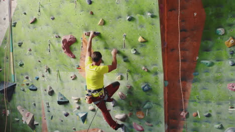 Concepto-De-Actividad-Deportiva-De-Escalada:-Hombre-Escalador-En-La-Pared.-Concepto-De-Actividad-Deportiva-De-Escalada-En-Interiores:-Hombre-Escalador-En-Un-Muro-De-Escalada-Artificial.