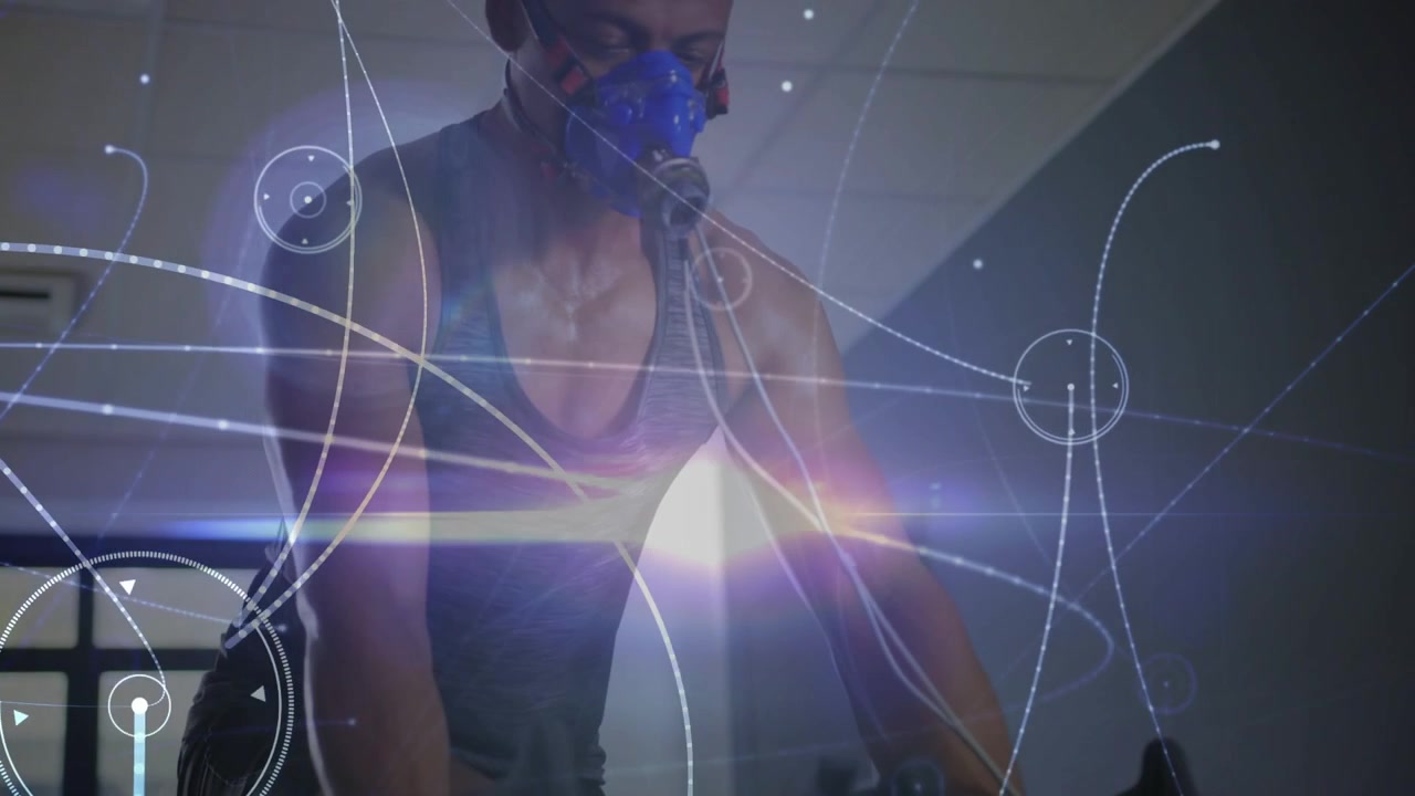 Ciclista uomo che pedala, con la telecamera che si alza e l'HUD che si intensifica mentre una maschera avvia il monitoraggio del fitness