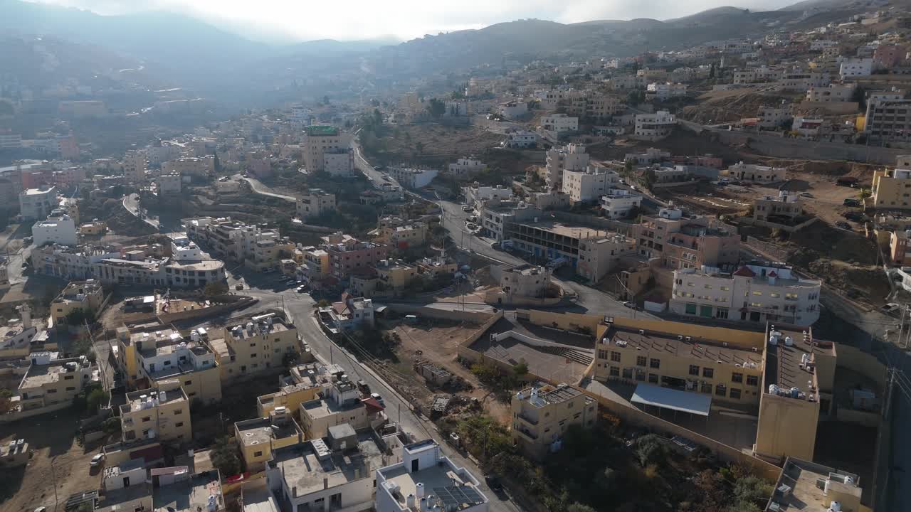 Una vasta prospettiva aerea da drone che riprende gli edifici residenziali di Wadi Musa, la porta d'accesso all'antica città di Petra