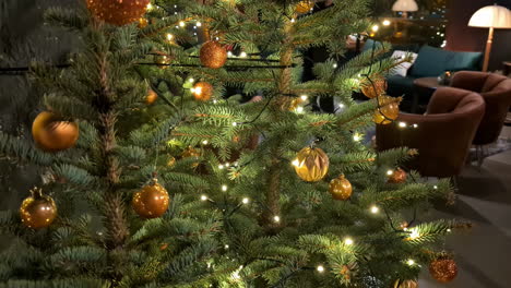 hermosa decoración dorada en un árbol de navidad verde dentro de una sala de estar de moda