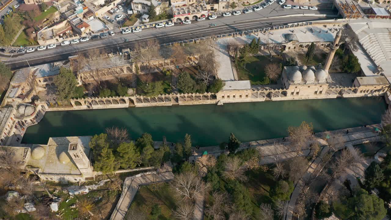 Widok z lotu ptaka na Balikligol (Staw Abrahama) w Sanliurfie. Nagranie 4K w Turcji.