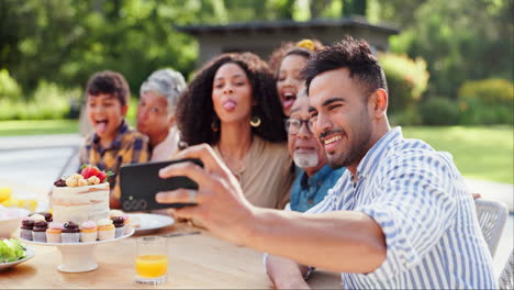 celebración familiar con selfie