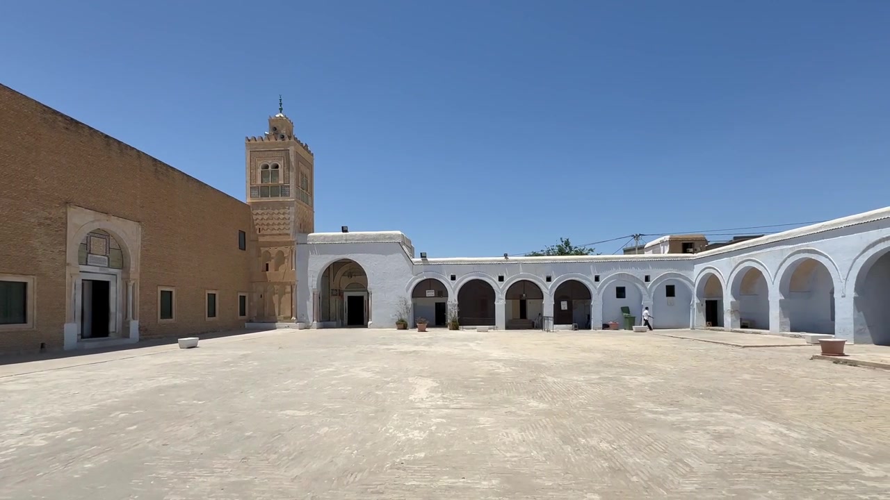 Zawiya di Sidi Sahib, conosciuta anche come Zawiya di Abu al-Balawi o Moschea del Barbiere, sotto la luminosa luce di mezzogiorno a Kairouan, Tunisia