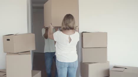 una pareja feliz y dos chicas saliendo del apartamento.