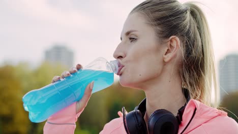 Vista-Portátil-De-Una-Mujer-Tomando-Un-Sorbo-De-Agua-Refrescante