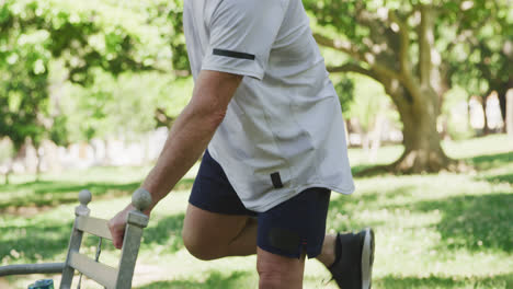 Hombre-Mayor-Estirando-Las-Piernas-En-El-Parque