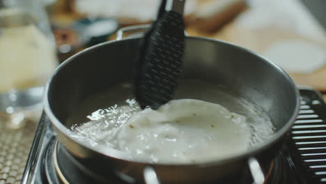 freír la masa en aceite caliente en la sartén como para preparar pan plano indio