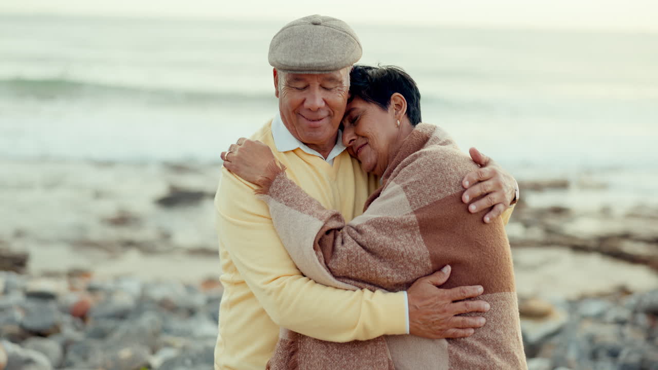 pareja de alto nivel, amor y abrazo en la playa para el cuidado